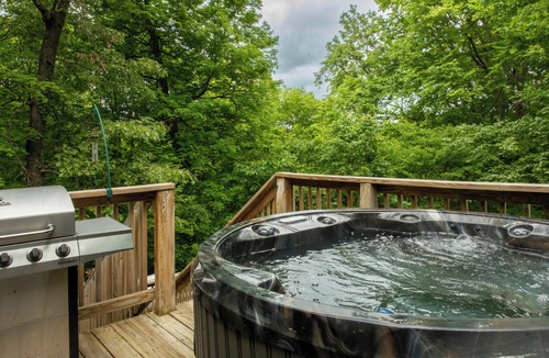 Athens Cabin | Secluded cabin situated near State Parks!