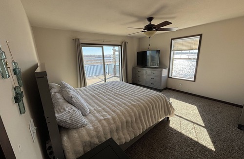 Cuming County House | Secluded Elkhorn River Retreat. Full sized home overlooking 250+ acre lake.