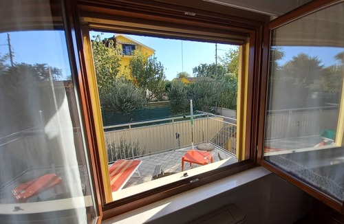 Loreto House | Semi-detached house with garden and carport