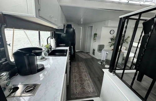 Osborne Boat Rental | "Serene Houseboat Hideaway"