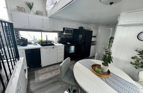Osborne Boat Rental | "Serene Houseboat Hideaway"