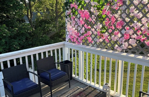 South Valley Stream Apartment | "Serene Retreat near JFK: Private Balcony, Yard, and Pool Access"