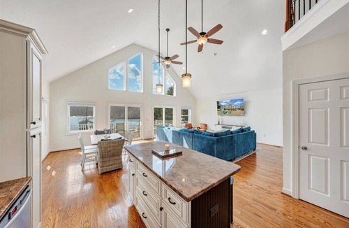 Huddleston House | Serene Stay: Your Perfect Lakefront, Family-Friendly Getaway