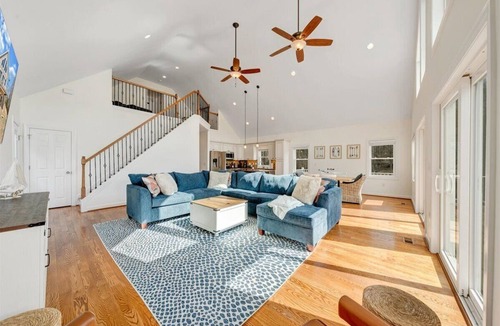 Huddleston House | Serene Stay: Your Perfect Lakefront, Family-Friendly Getaway