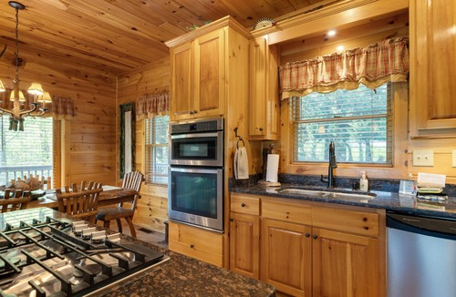 Foxfire Estates Cabin | Shade Tree Lodge-Pet Friendly- Minutes to Downtown Blue Ridge