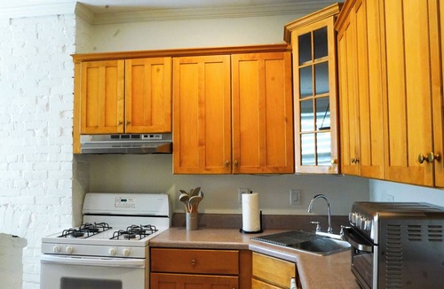Shadyside Apartment | Shadyside 2BR Walk to Walnut + On site parking