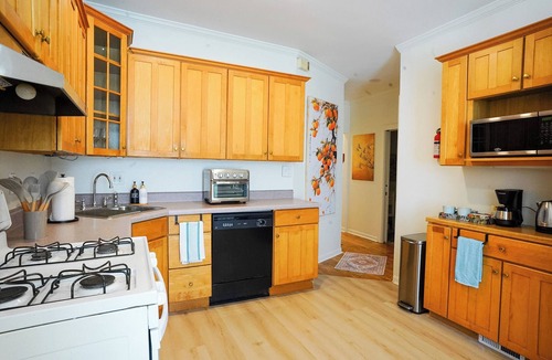 Shadyside Apartment | Shadyside 2BR Walk to Walnut + On site parking