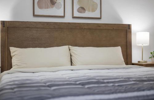 Shadyside House | Shadyside, Pittsburgh !D Modern and Bright Private Bedroom with Shared Bathroom