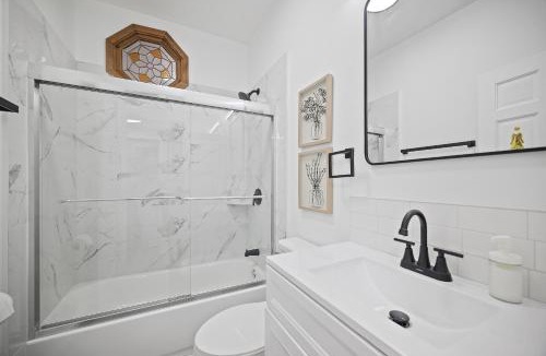 Shadyside House | Shadyside, Pittsburgh !D Modern and Bright Private Bedroom with Shared Bathroom