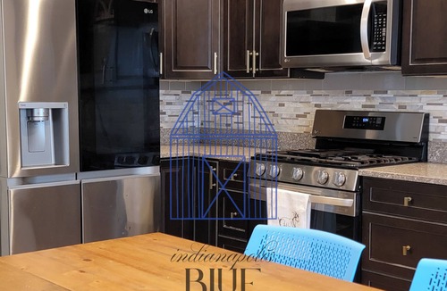 Meridian-Kessler House | She's back! Indy's BlueBarn near Midtown! Entire house/Pets Allowed!