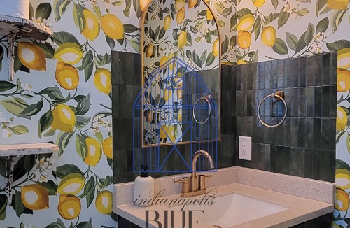 Meridian-Kessler House | She's back! Indy's BlueBarn near Midtown! Entire house/Pets Allowed!