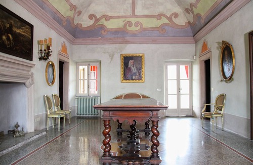 Madonna dell'Olmo Apartment | Single Room in Villa - Camera del Conte