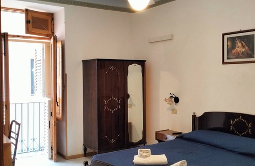 Lipari Historic Centre Apartment | single room with ceiling fan
