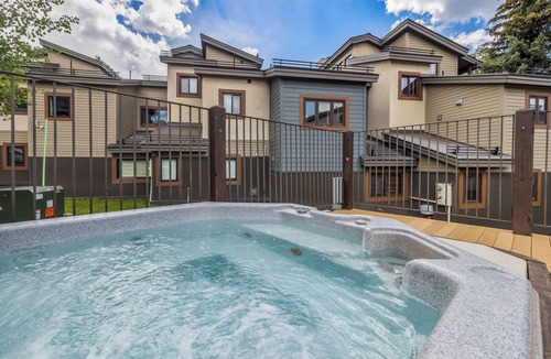 Mount Crested Butte Condo | Ski In & Quick walk to Slope! Great Views of Mt CB