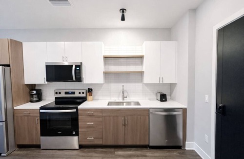 Dundee-Happy Hollow Historic District Apartment | Sleepover | Elite Studio + Gym/Sauna - Omaha