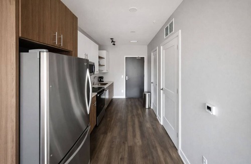 Dundee-Happy Hollow Historic District Apartment | Sleepover | Vibrant Studio + Gym/Sauna - Omaha