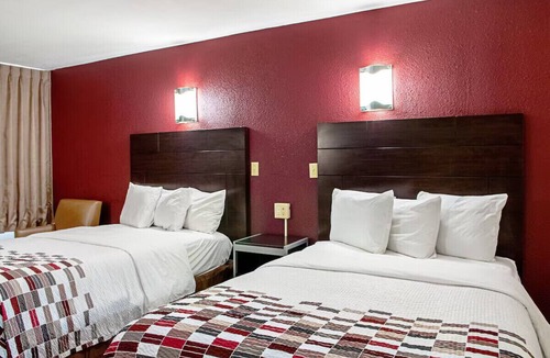 Slidell Hotel | Slidell Deluxe Room 2 Double Beds w/Outside Pool