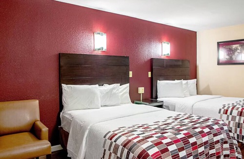 Slidell Hotel | Slidell Deluxe Room 2 Double Beds w/Outside Pool