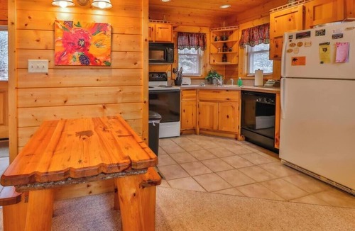 Gatlinburg Cabin | Snuggle Bug by Beyond Expectations: Cozy 1BR Cabin w/Hot Tub & Golf Nearby