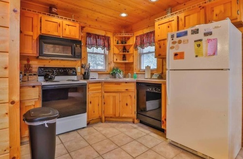 Gatlinburg Cabin | Snuggle Bug by Beyond Expectations: Cozy 1BR Cabin w/Hot Tub & Golf Nearby
