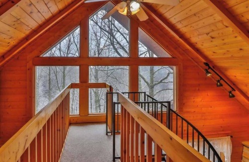 Gatlinburg Cabin | Snuggle Bug by Beyond Expectations: Cozy 1BR Cabin w/Hot Tub & Golf Nearby