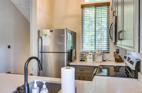 Jefferson Township House | Somerset Townhome w/Deck < 2 Mi to Ski Lift!