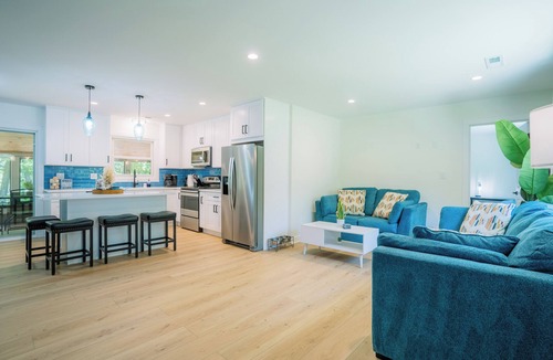 Effingham House | Something About Sara: 4BR Lake House on Lake Sara