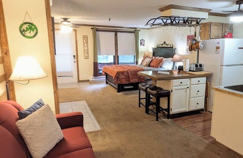 Edray Condo | SPACIOUS 1st Flr Studio 3 min Walk 2 Slopes, Bike-friendly, Ridgewood #50