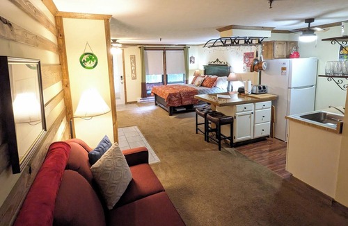 Edray Condo | SPACIOUS 1st Flr Studio 3 min Walk 2 Slopes, Bike-friendly, Ridgewood #50