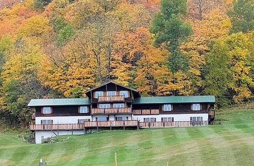 Upson Ski Chalet | Spacious 20-bedroom chalet in marvelous Whitecap Ski Resort.