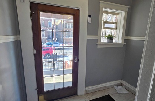 Woodlawn Apartment | Spacious 3-bedroom apartment in cool Chicago with WiFi, AC