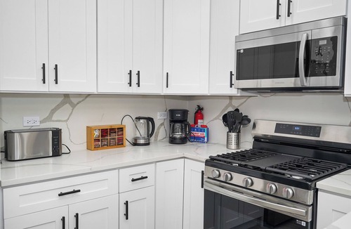 North Lawndale Hotel | Spacious 3BR Home Near Downtown & Medical District