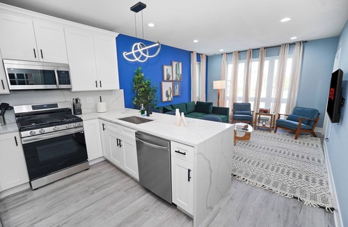 North Lawndale Hotel | Spacious 3BR Home Near Downtown & Medical District