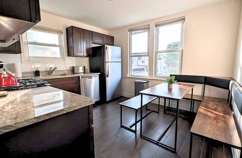 North Ironbound House | Spacious 4BR 2BA - 7Min to EWR & 20-40Min to NYC - 2 FREE Parking Spaces