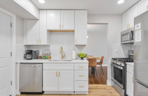 Evanston House | Spacious 4BR near Northwestern with King Beds + Crib