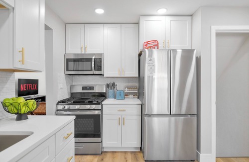 Evanston House | Spacious 4BR near Northwestern with King Beds + Crib