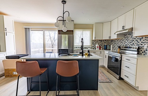 Ambridge House | Spacious 4BR Retreat with Gym, BBQ & Sleeps 14