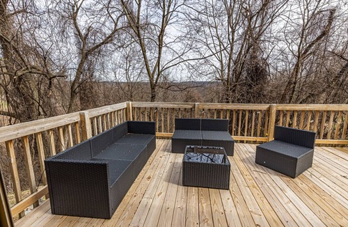 Ambridge House | Spacious 4BR Retreat with Gym, BBQ & Sleeps 14