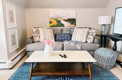 Franklin House | Spacious 5-Bedroom Victorian House in Charming Downtown Franklin