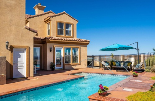 Agua Dulce House | Spacious 6- bedroom, 8 beds, 7 bathroom home with beautiful lake view