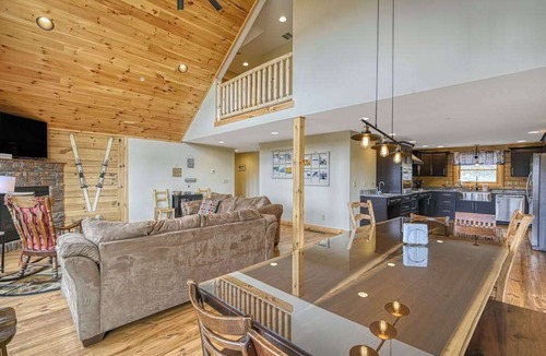 McHenry Ski Chalet | Spacious 6BR Chalet - HOT TUB - McHenry