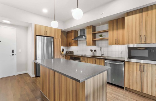 Clarendon Apartment | Spacious Apartment in Prime Location Near Metro
