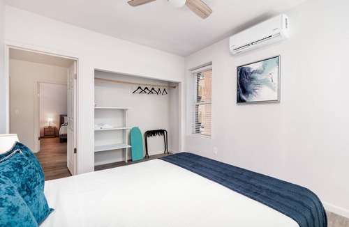 DeBaliviere Place Apartment | Spacious Cozysuites 2BR Condo w/parking! 02
