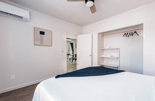 DeBaliviere Place Apartment | Spacious Cozysuites 2BR Condo w/parking! 02
