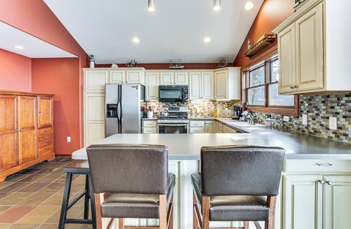 Lake Koshkonong Cottage | Spacious Edgerton Home w/Private Beach & Views!