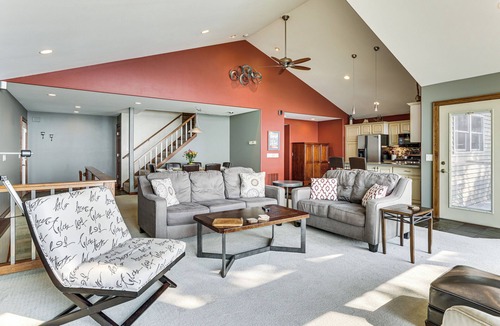 Lake Koshkonong Cottage | Spacious Edgerton Home w/Private Beach & Views!