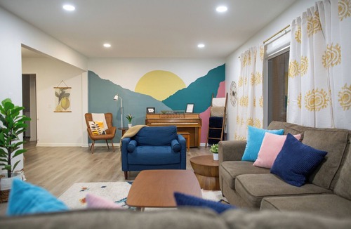 Urbandale House | Spacious & Fun Arcade House, Sleeps 14, Central Location, Fenced Backyard