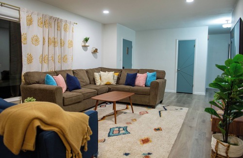 Urbandale House | Spacious & Fun Arcade House, Sleeps 14, Central Location, Fenced Backyard