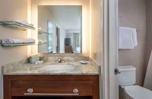 Linthicum Heights Hotel | Spacious Good-Value Accommodation! 2 Relaxing Units, w/Pool, Free Breakfast!