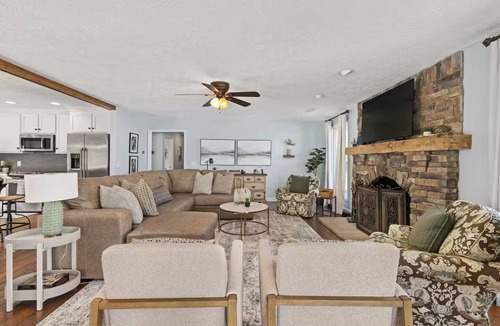 Florence House | Spacious, Luxe Design, Gameroom, Flat Grassy Knoll, Near RTJ + Waterfront View
